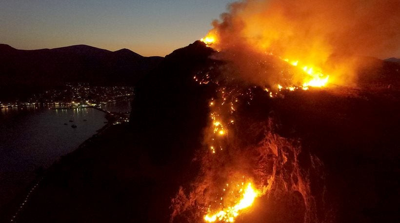 Μονεμβασιά: Φωτιά σε δύσβατη περιοχή πάνω από το κάστρο